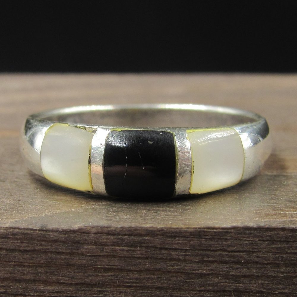 Size 8 Sterling Silver Square Black & Shell Inlay Band Ring Vintage